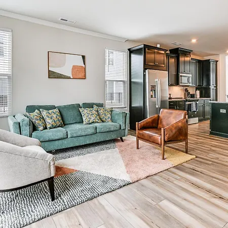 2 Mi To Uptown Charlotte Townhome With Balconies!